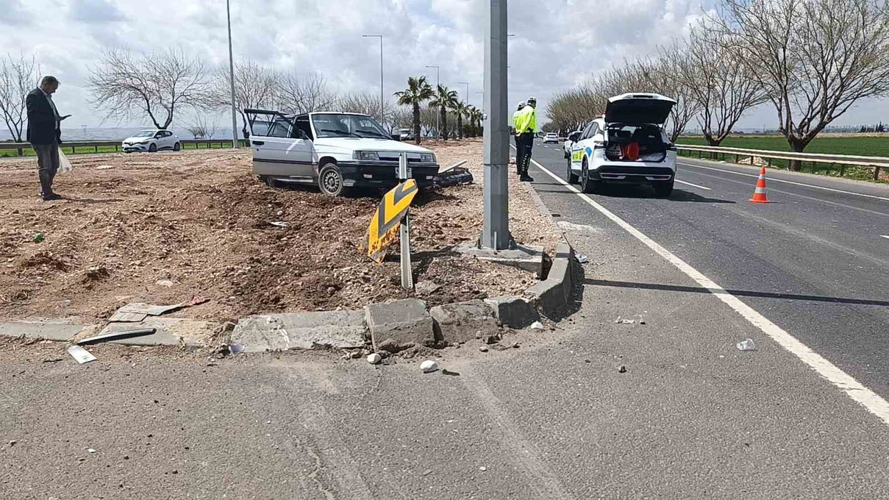 ŞANLIURFA'DA İKİ OTOMOBİLİN ÇARPIŞMASI SONUCU 1'İ AĞIR 4 KİŞİ YARALANDI.