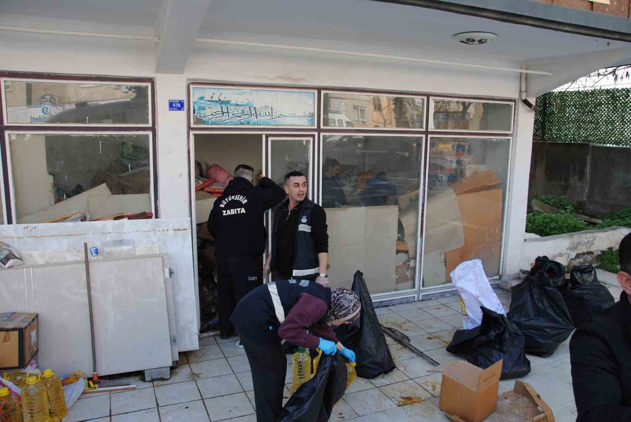 ŞANLIURFA'DA ZABITA EKİPLERİ, YILLARDIR SON KULLANMA TARİHİ GEÇMİŞ ÜRÜNLERİN SAKLANDIĞI DEPOYU...