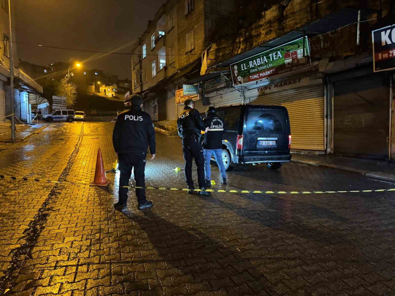 ŞANLIURFA'NIN BİRECİK İLÇESİNDE ETRAFA RASTGELE ATEŞ AÇAN BİR KİŞİ KALDIRIMDA YÜRÜYEN VATANDAŞI...