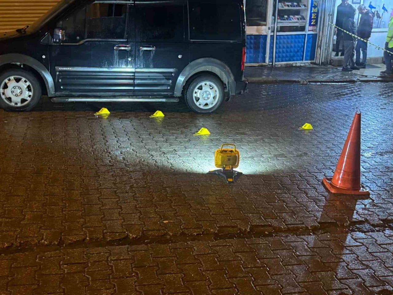 ŞANLIURFA'NIN BİRECİK İLÇESİNDE ETRAFA RASTGELE ATEŞ AÇAN BİR KİŞİ KALDIRIMDA YÜRÜYEN VATANDAŞI...