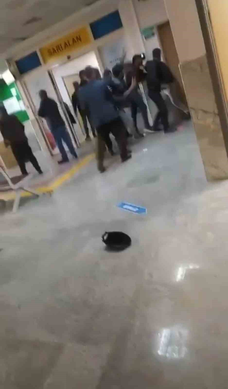 ŞANLIURFA AKÇAKALE DEVLET HASTANESİ ACİL SERVİSİNDE KARŞILAŞAN HUSUMETLİ İKİ AİLE ARASINDA ÇIKAN...