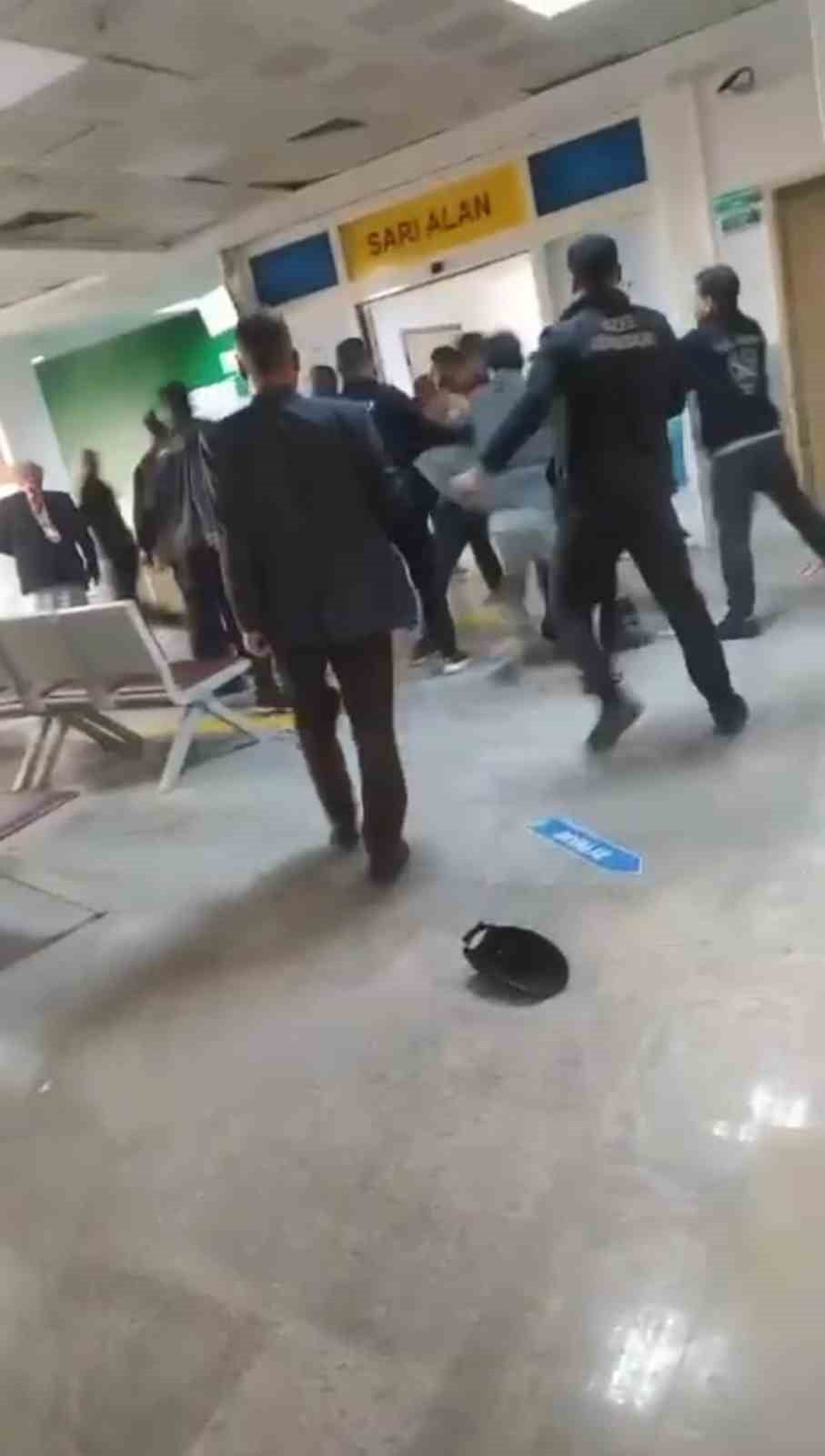 ŞANLIURFA AKÇAKALE DEVLET HASTANESİ ACİL SERVİSİNDE KARŞILAŞAN HUSUMETLİ İKİ AİLE ARASINDA ÇIKAN...