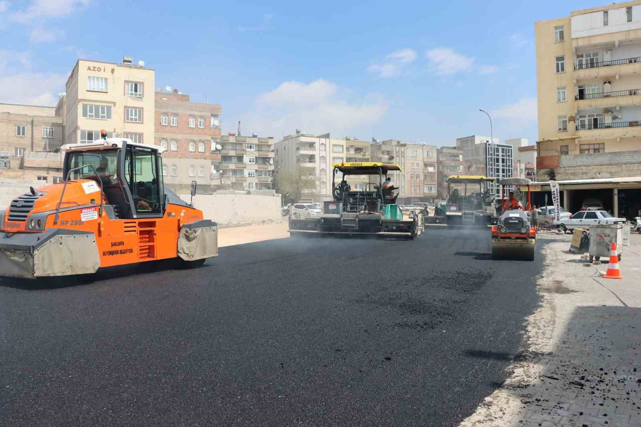 ŞANLIURFA’DA 25 METRELİK YOL PROJESİNDE ASFALT ÇALIŞMALARI BAŞLADI