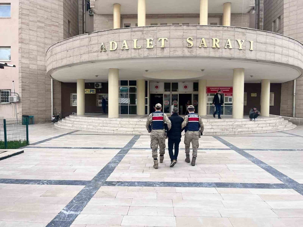 ŞANLIURFA’DA DOLANDIRICILIKTAN ARANAN ŞAHIS YAKALANDI