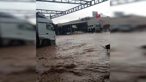 Şanlıurfa’da sağanak yağış fabrikayı göle çevirdi
