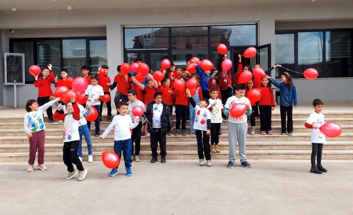 SARIGÖL İLÇESİNDE BULUNAN DÖRT EYLÜL İLKOKULU’NDA 2 NİSAN OTİZM FARKINDALIK GÜNÜ KAPSAMINDA ÖZEL...