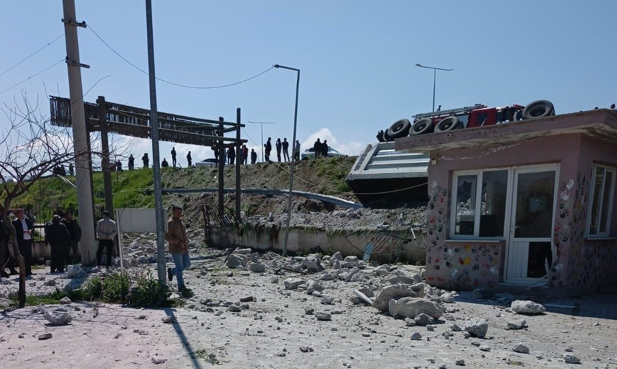 SARIGÖL İLÇESİNDE MOLOZ YÜKLÜ BİR TIRIN KONTROLDEN ÇIKARAK OKUL BAHÇESİNE GİRMESİ KORKU DOLU...