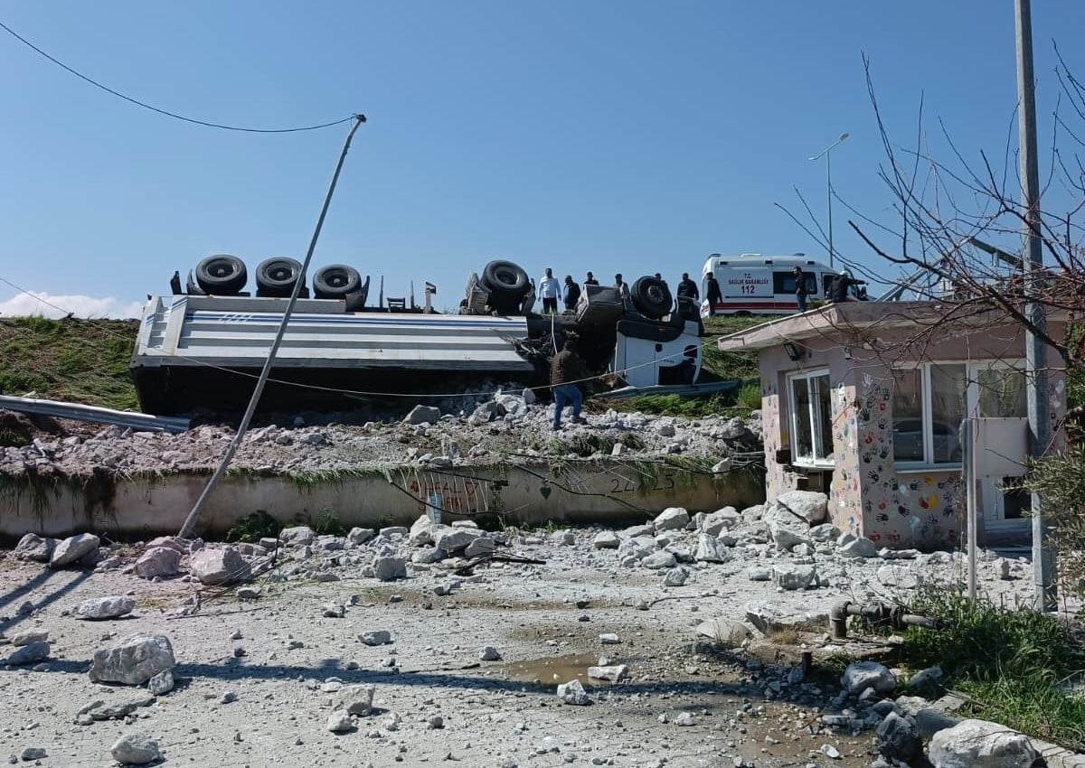 SARIGÖL İLÇESİNDE MOLOZ YÜKLÜ BİR TIRIN KONTROLDEN ÇIKARAK OKUL BAHÇESİNE GİRMESİ KORKU DOLU...