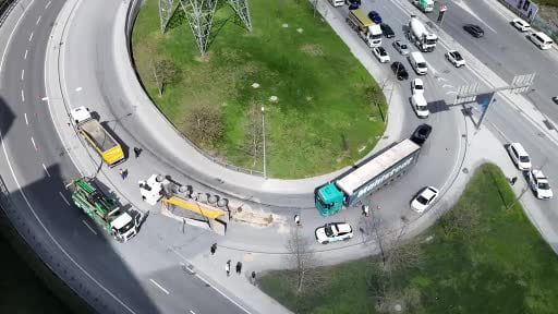 Sarıyer'de hafriyat kamyonu devrildi: Sürücü yaralandı