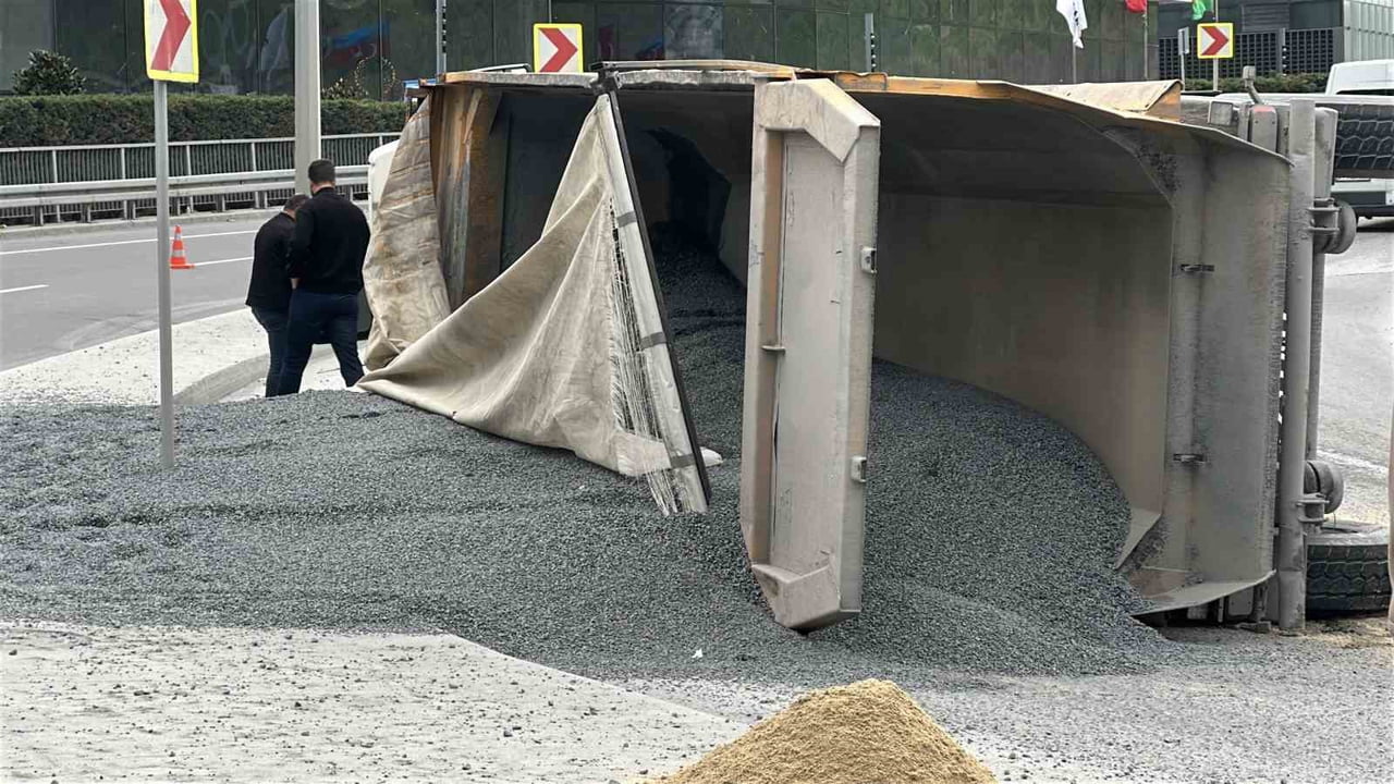 SARIYER’DE HAFRİYAT KAMYONUNUN DEVRİLMESİ SONUCU MEYDANA GELEN KAZADA SÜRÜCÜ HAFİF...