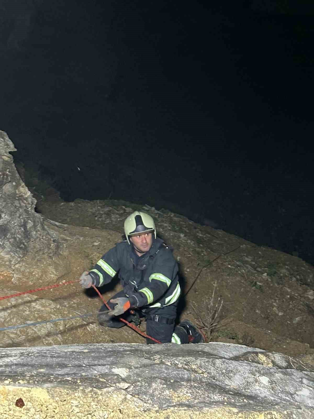 SARP KAYALIKLARA TIRMANAN VE MAHSUR KALAN 16 KEÇİ İLE OĞLAK, İTFAİYE EKİPLERİNİN ZORLU ARAZİ...