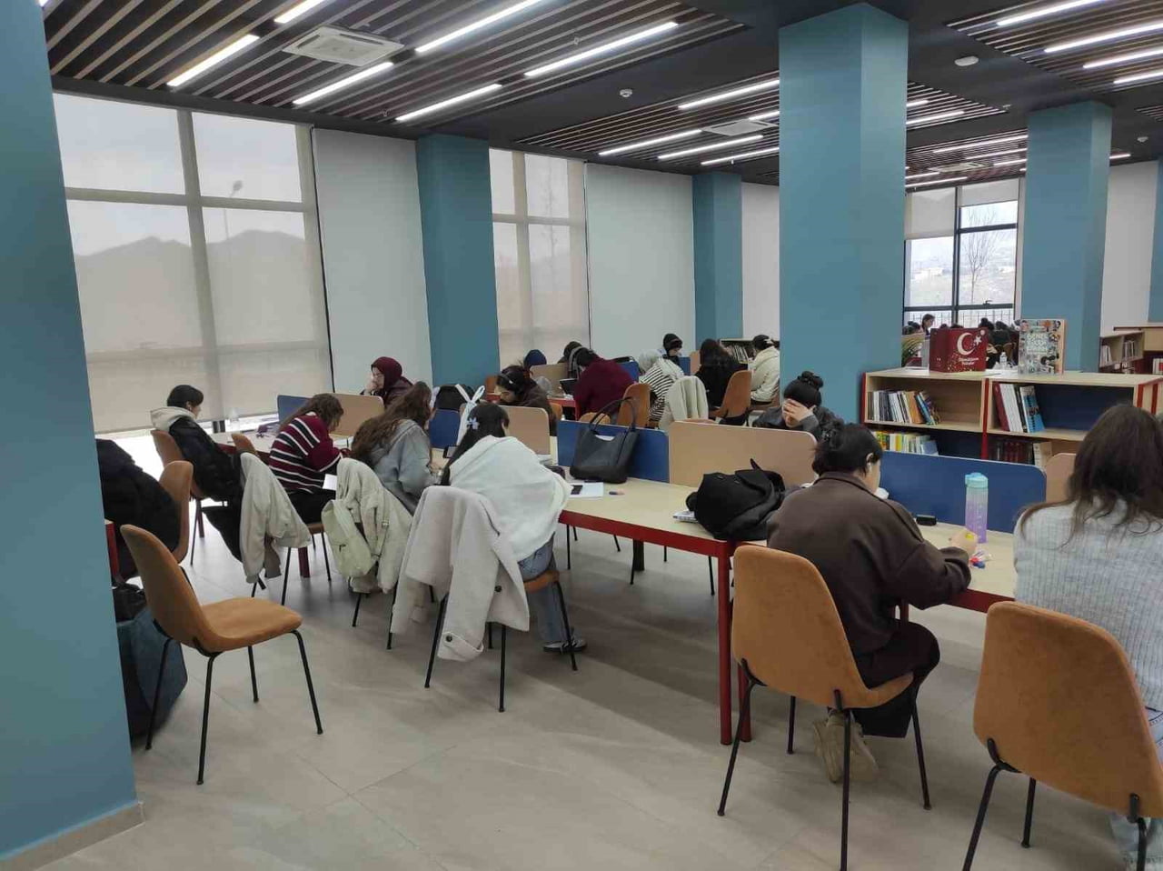 SASON’DA YENİ KÜTÜPHANEYE YOĞUN İLGİ: BİR AYDA 15 BİN ZİYARETÇİ