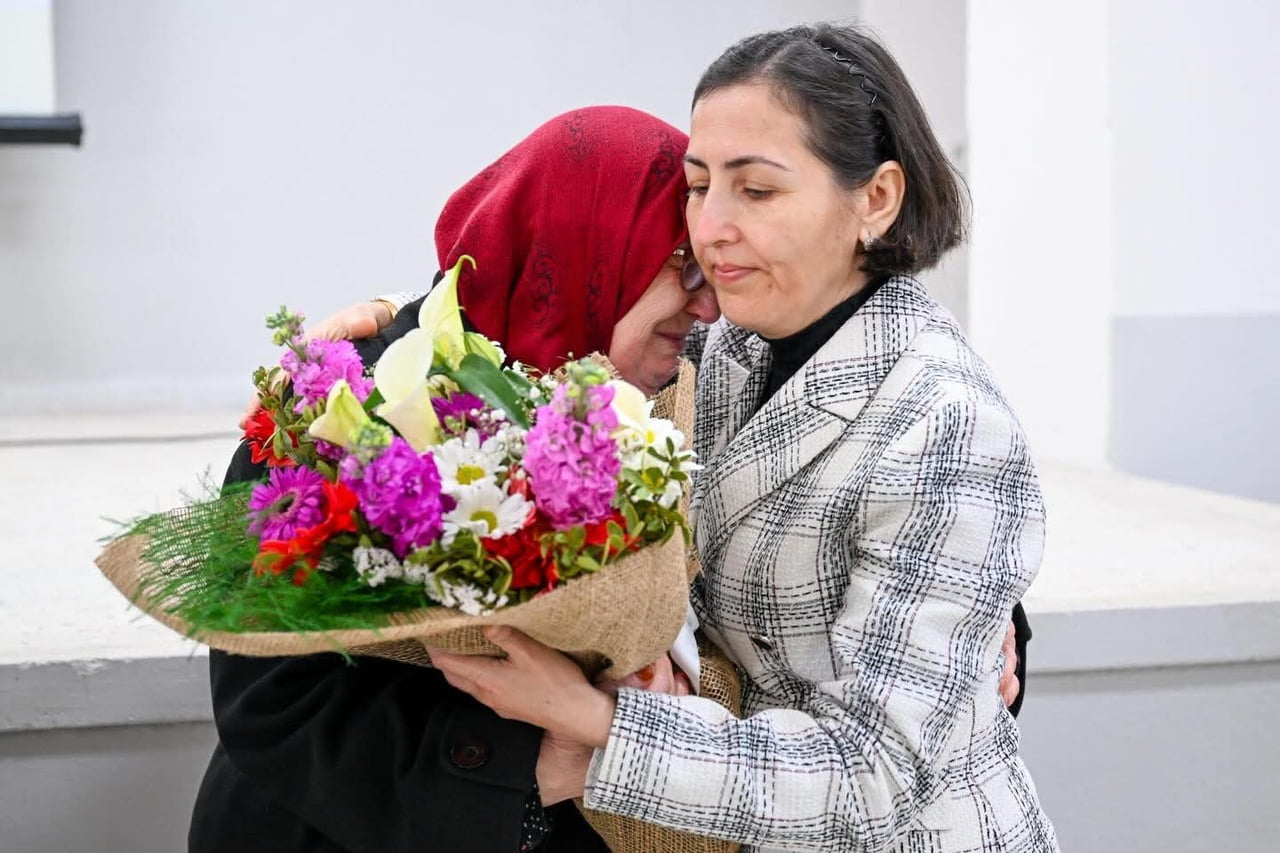 ŞEHİDİN ANNESİ KIYMET YALAP (SOLDA) GÖZYAŞLARINI TUTAMADI