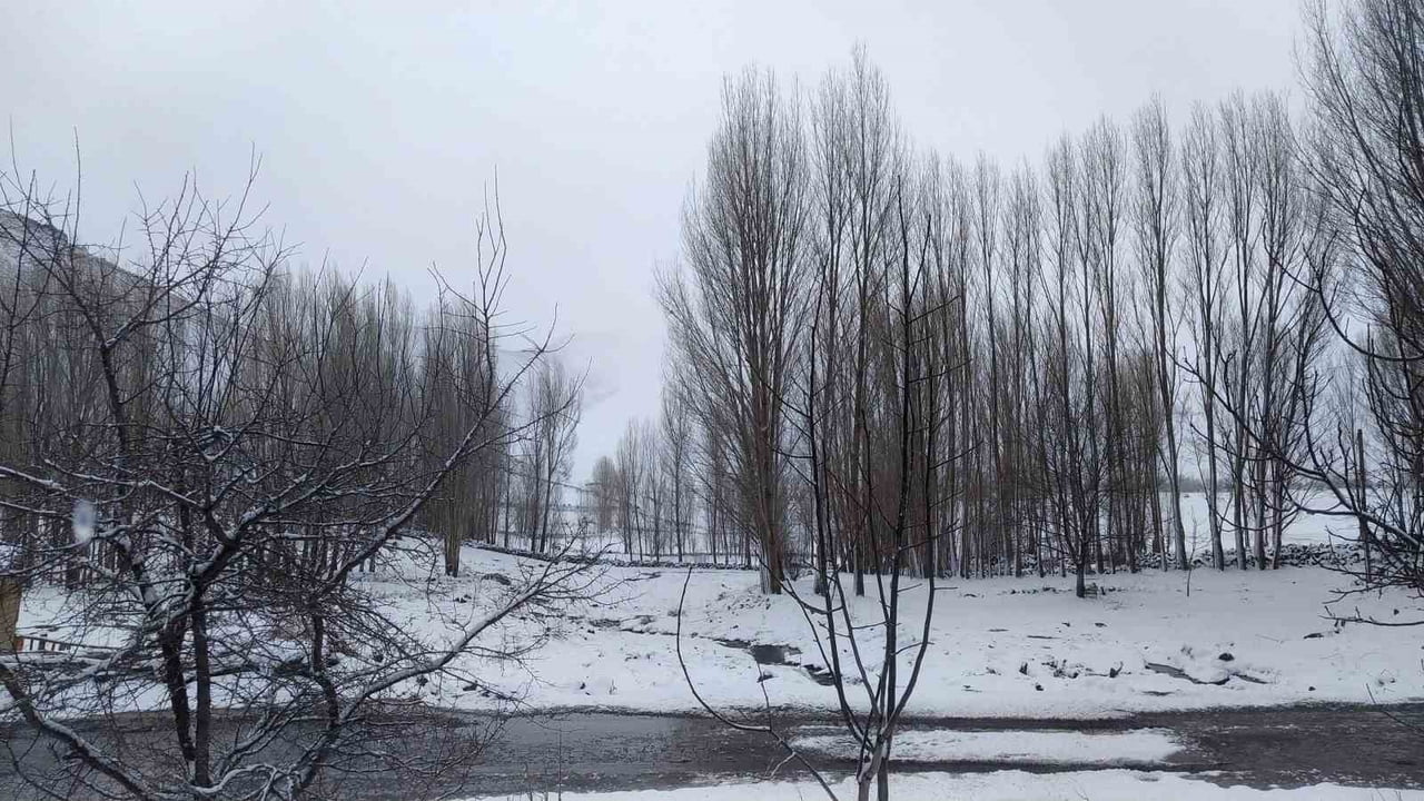 ŞEHİR MERKEZİNDE YAĞMUR ETKİLİ OLURKEN, YÜKSEK KESİMLERDE VE TUZLUCA’YA BAĞLI KARACAÖREN KÖYÜ...