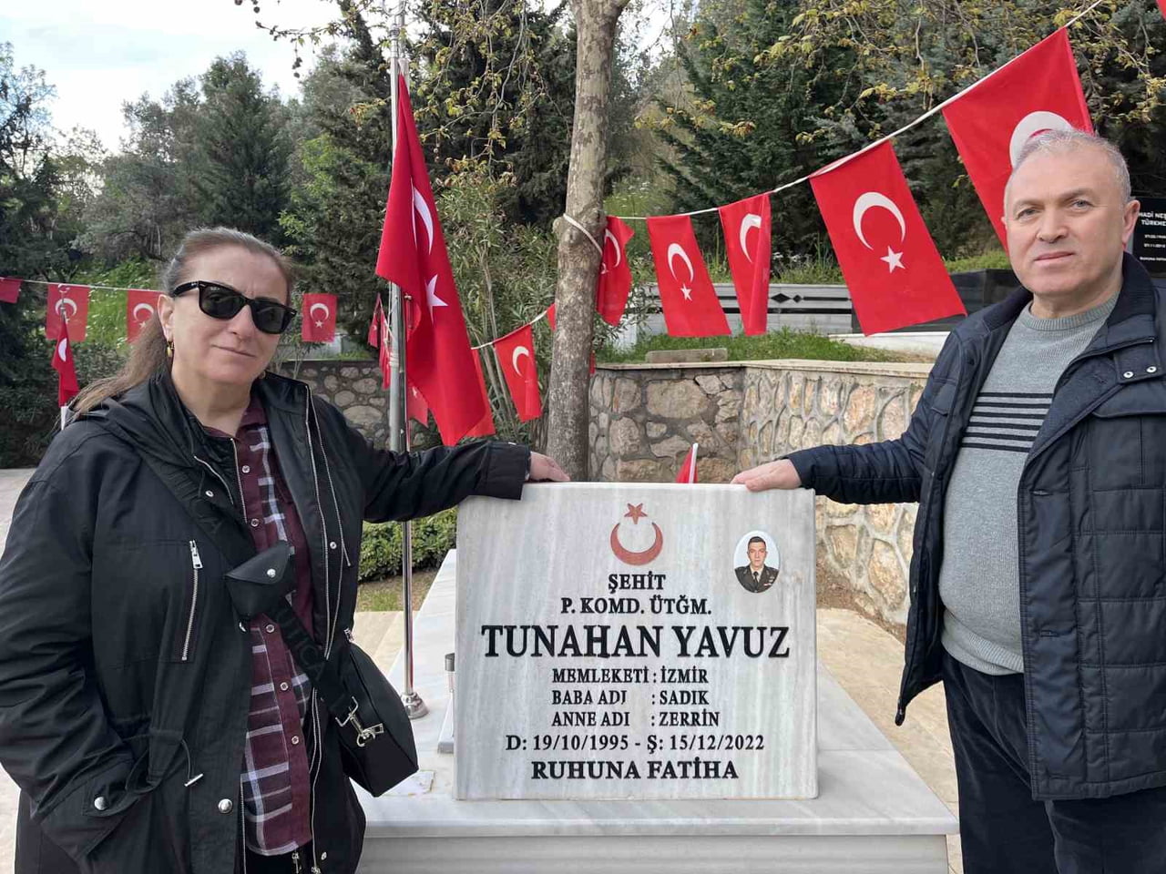 ŞEHİT ANNESİ ZERRİN YAVUZ - ŞEHİT BABASI SADIK YAVUZ --- BURSA’DA ŞEHİT MEZARLIĞINA GİREREK ŞEHİDE...