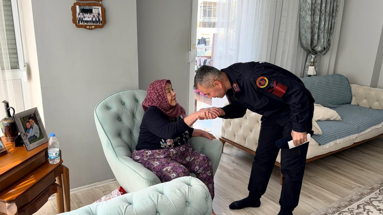 ŞEHİT ANNESİNİN ELİNİ ÖPEN UZMAN ÇAVUŞUN, SİLAH ARKADAŞIYLA BİRLİKTE ÇEKTİRDİKLERİ FOTOĞRAFI VE...