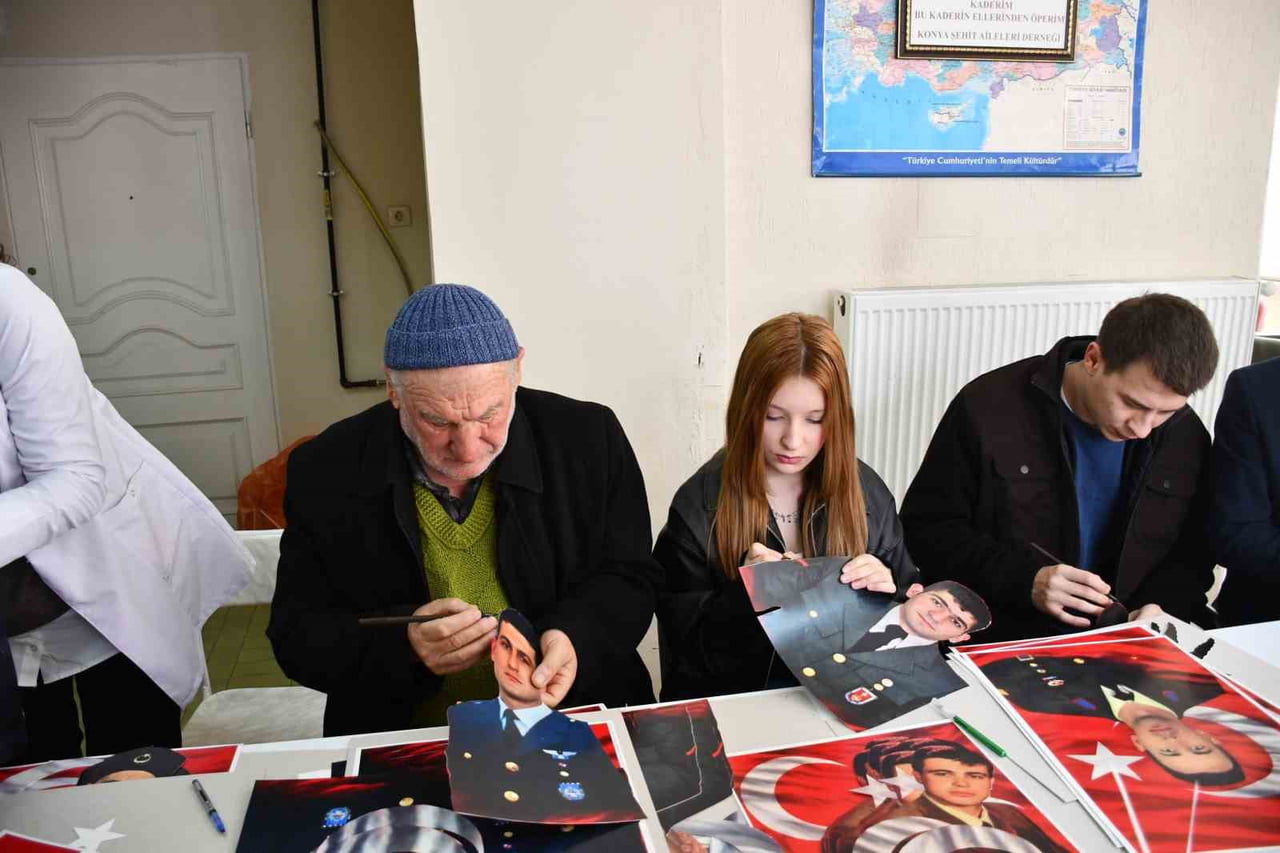 ŞEHİT YAKINLARI ŞEHİT VERDİKLERİ EVLATLARININ, EŞLERİNİN FOTOĞRAFLARINI ÖZENLE ÇALIŞARAK 3 BOYUTLU...
