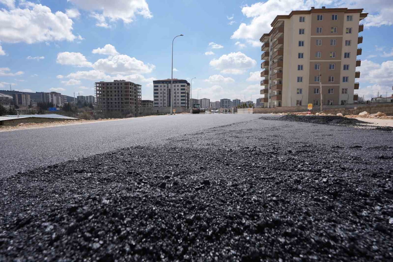 ŞEHİTKAMİL BELEDİYE BAŞKANI UMUT YILMAZ, BEYLERBEYİ MAHALLESİ’NDE DEVAM EDEN ASFALTLAMA...