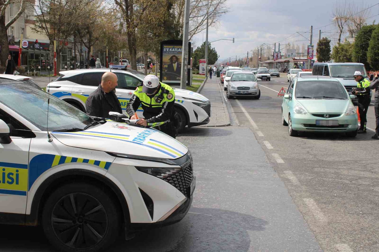 ŞEHRİN BİRÇOK NOKTASINDA YAPILAN UYGULAMALARDA VATANDAŞLAR; APP PLAKA VE MULTİMEDYA SİSTEMİ...
