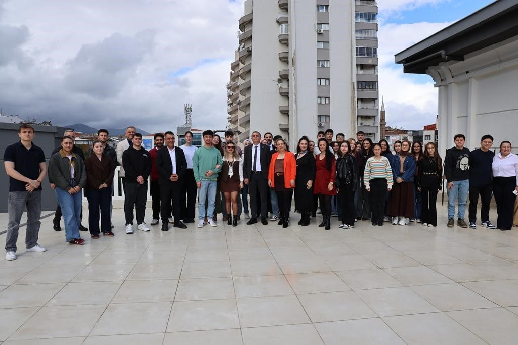 ŞEHZADELER BELEDİYE BAŞKANI HAKAN ŞİMŞEK, 62. KÜTÜPHANE HAFTASI KAPSAMINDA YKS'YE HAZIRLANAN...