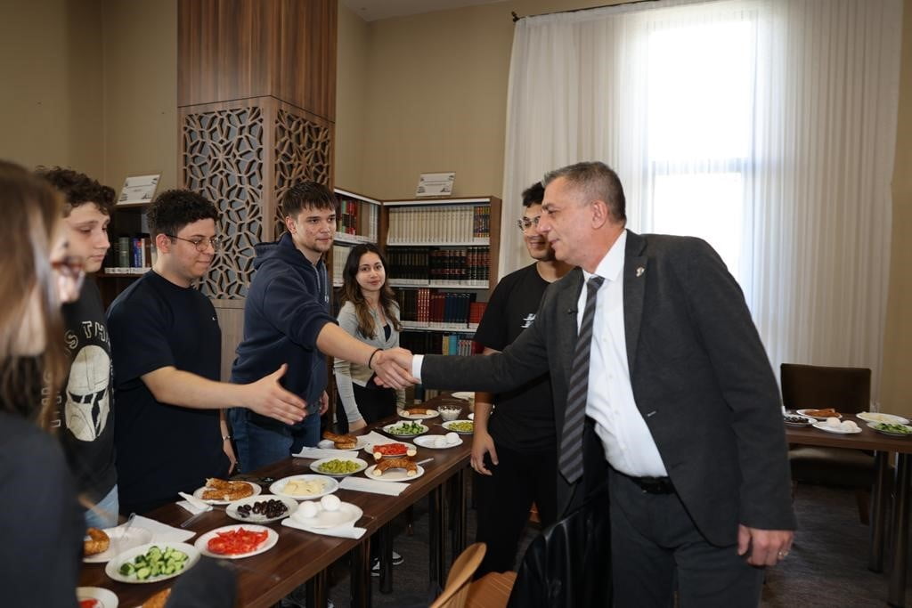 ŞEHZADELER BELEDİYE BAŞKANI HAKAN ŞİMŞEK, 62. KÜTÜPHANE HAFTASI KAPSAMINDA YKS'YE HAZIRLANAN...