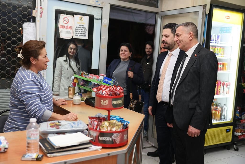 ŞEHZADELER BELEDİYE BAŞKANI HAKAN ŞİMŞEK, BERABERİNDEKİ BAŞKAN YARDIMCILARI VE CHP ŞEHZADELER İLÇE...