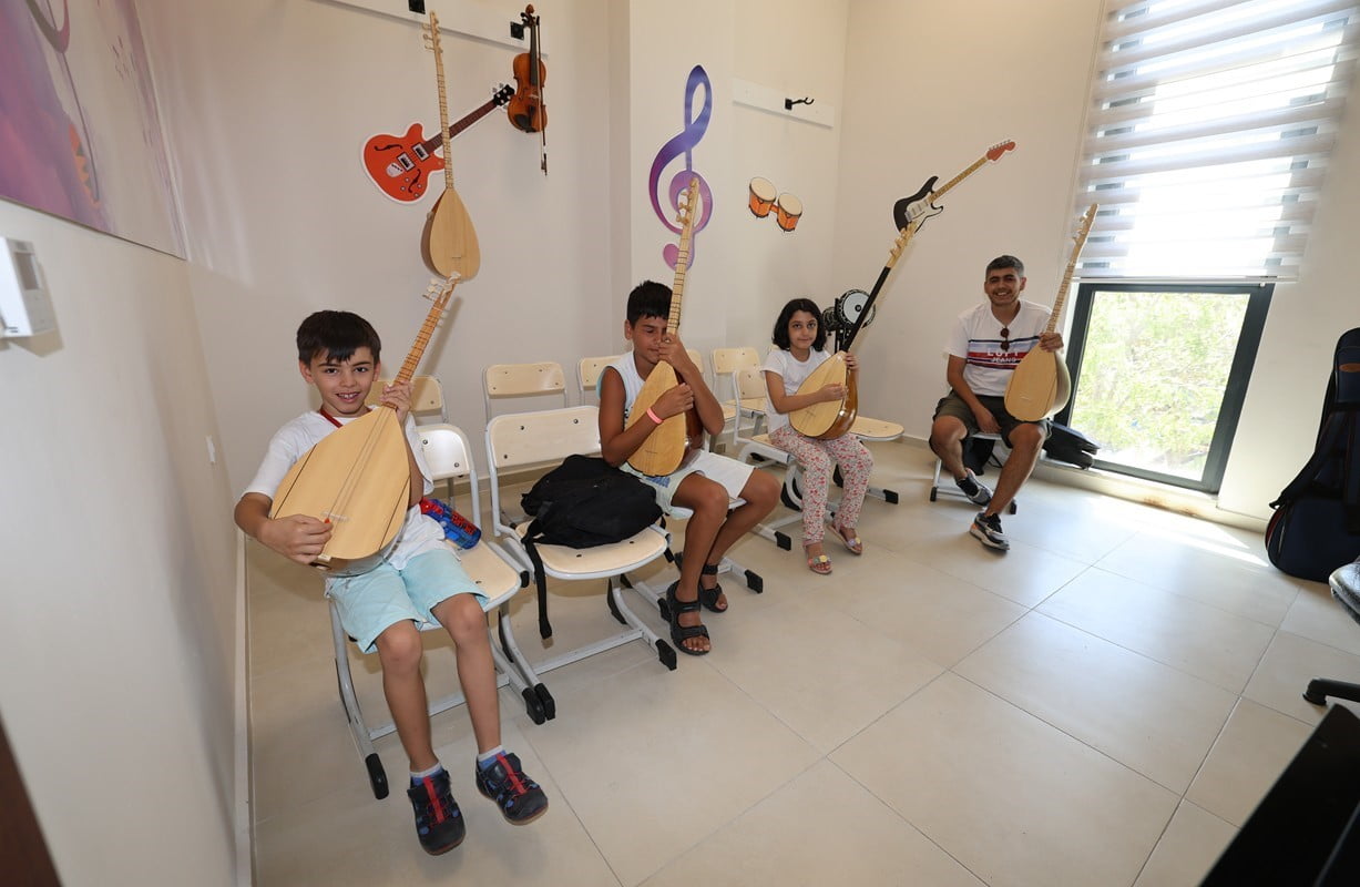 ŞEHZADELER BELEDİYESİ, SANATA VE GENÇLERİN GELİŞİMİNE KATKI SUNMAYA YÖNELİK ÇALIŞMALARINA BİR...