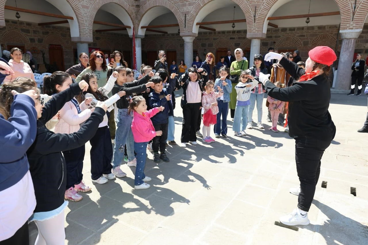 ŞEHZADELER BELEDİYESİ TARAFINDAN DÜZENLENEN "RENGARENK BİR GÜN" ETKİNLİĞİ, ÇOCUKLARIN YOĞUN...