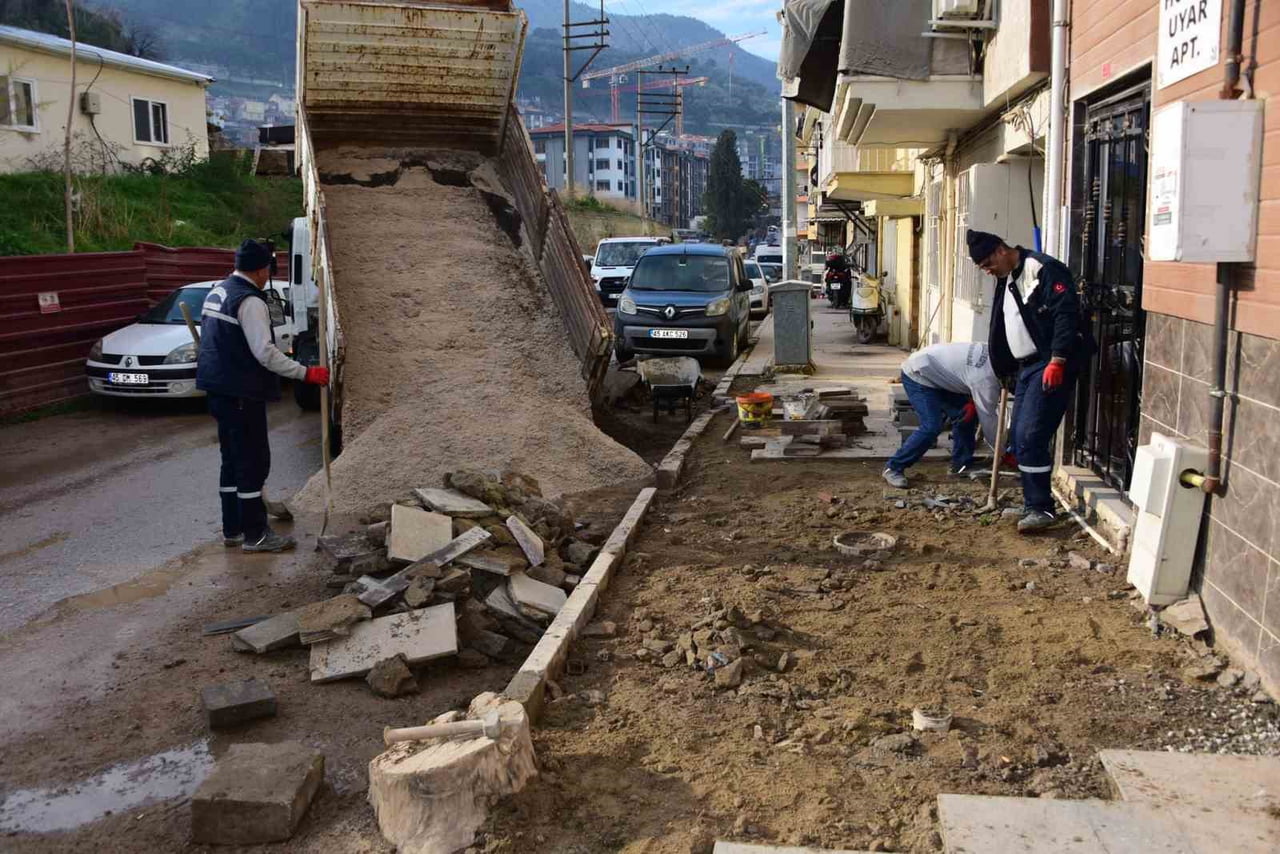 ŞEHZADELER BELEDİYESİ TARAFINDAN ZARAR GÖREN YOL VE KALDIRIMLARIN ONARILMASI İÇİN YAPILAN İHALEYLE...