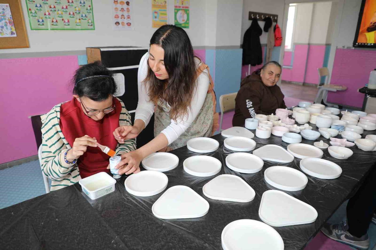 ŞEHZADELER BELEDİYESİ TİLKİSÜLEYMANİYE ENGELSİZ YAŞAM MERKEZİ’NDE EĞİTİM GÖREN ÖZEL İHTİYAÇLI...