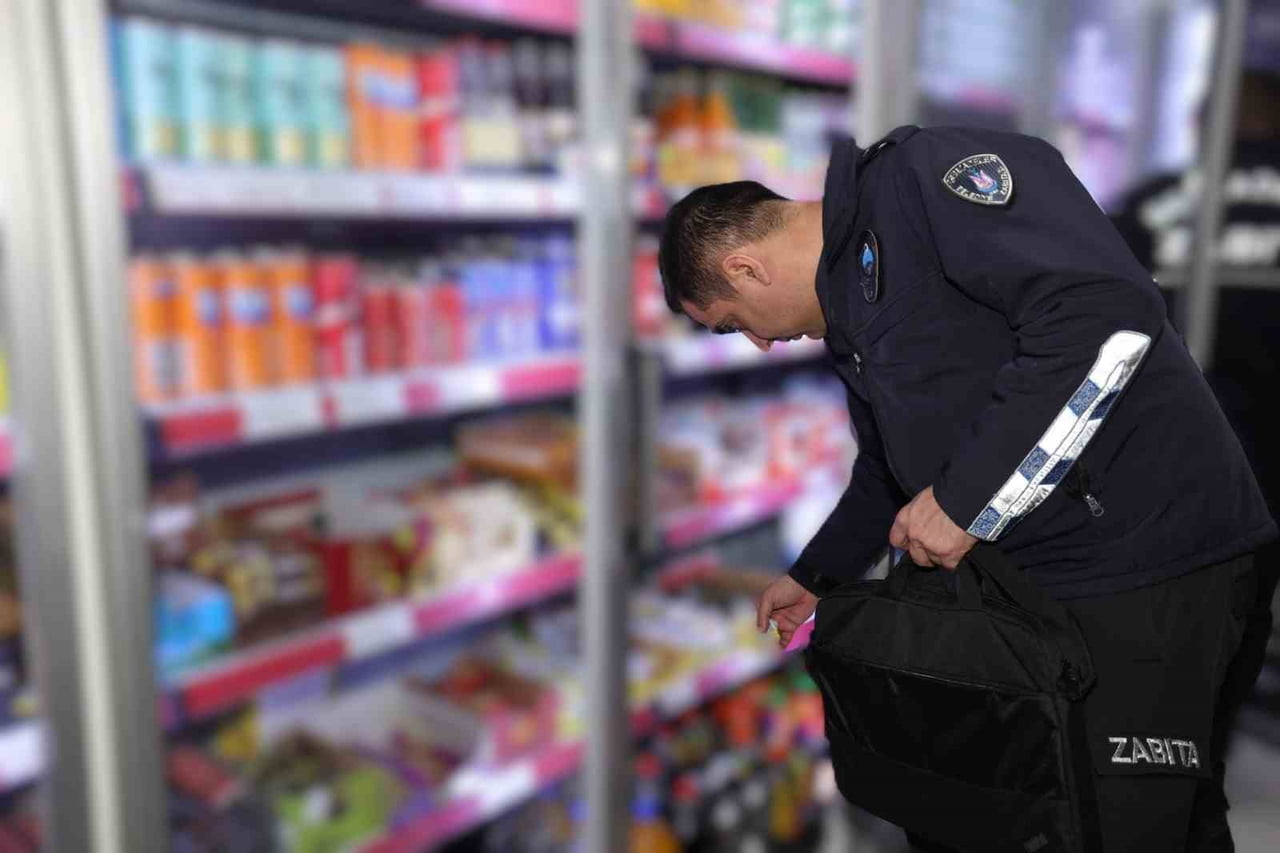 ŞEHZADELER BELEDİYESİ ZABITA MÜDÜRLÜĞÜ EKİPLERİ, KIRSAL MAHALLELERDE FAALİYET GÖSTEREN MARKETLERDE...