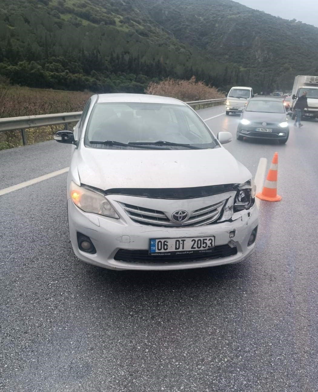 SELÇUK İLÇESİNDE YAĞIŞ SONRASI KAYGANLAŞAN YOLDA MEYDANA GELEN ZİNCİRLEME TRAFİK KAZASINDA ÜÇ ARAÇ...