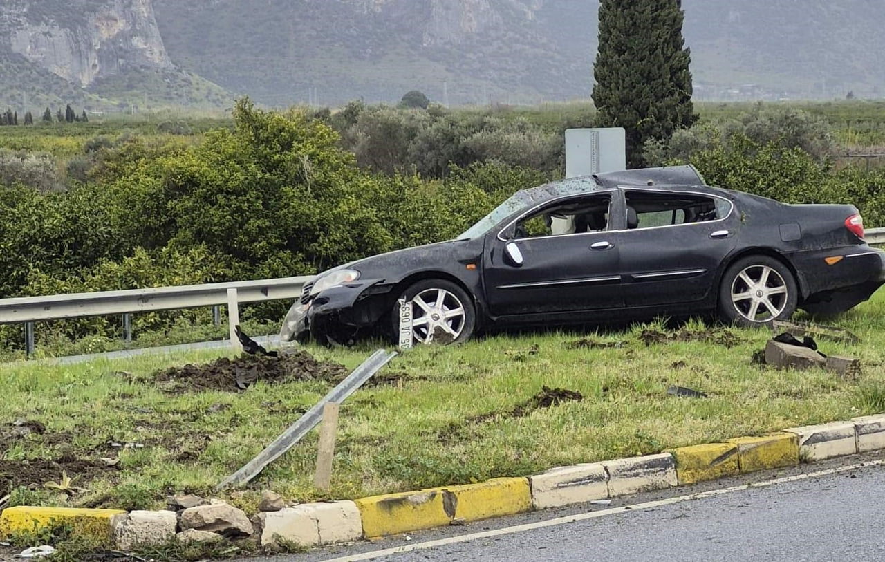 SELÇUK İLÇESİNDE YAĞIŞ SONRASI KAYGANLAŞAN YOLDA MEYDANA GELEN ZİNCİRLEME TRAFİK KAZASINDA ÜÇ ARAÇ...