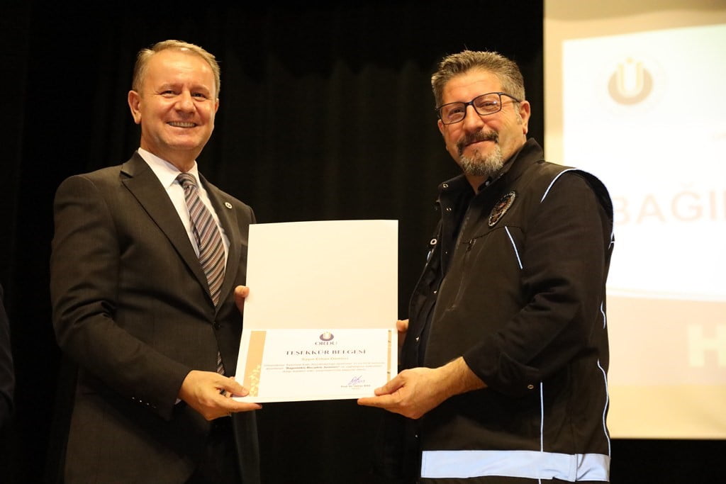 SEMİNERİN SONUNDA ORDU ÜNİVERSİTESİ REKTÖRÜ PROF. DR. ORHAN BAŞ (SOLDA) TARAFINDAN PANELİSTLERE...