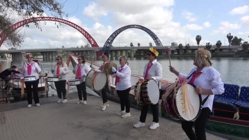 Seyhan Nehrinde "Su Korteji" renkli görüntülere sahne oldu