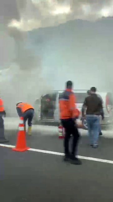 SEYİR HALİNDEYKEN MOTOR KISMINDAN ALEV ALAN MİNİBÜSTEKİ YANGIN, BOLU DAĞI TÜNELİ İTFAİYE...