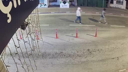 Seyyar satıcının tezgahını soyan hırsızları polis kıskıvrak yakaladı