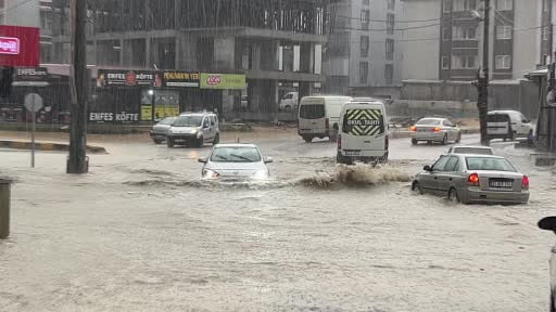 Şiddetli yağış sele neden oldu, göle dönen yollarda araçlar mahsur kaldı