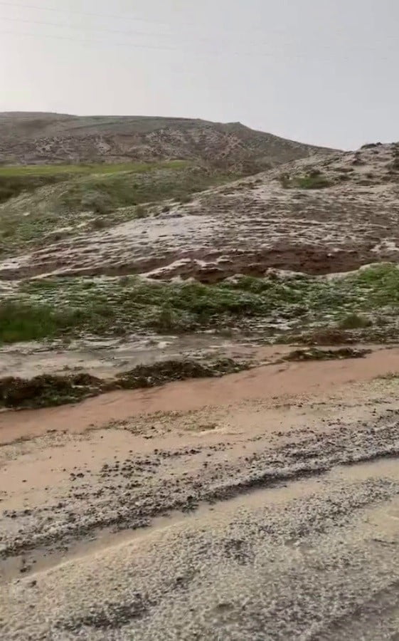 SİİRT'İN KURTALAN İLÇESİNDE ETKİLİ OLAN SAĞANAK KISA SÜREDE DOLUYA DÖNÜŞTÜ. DOLU YAĞIŞI, ÖZELLİKLE...