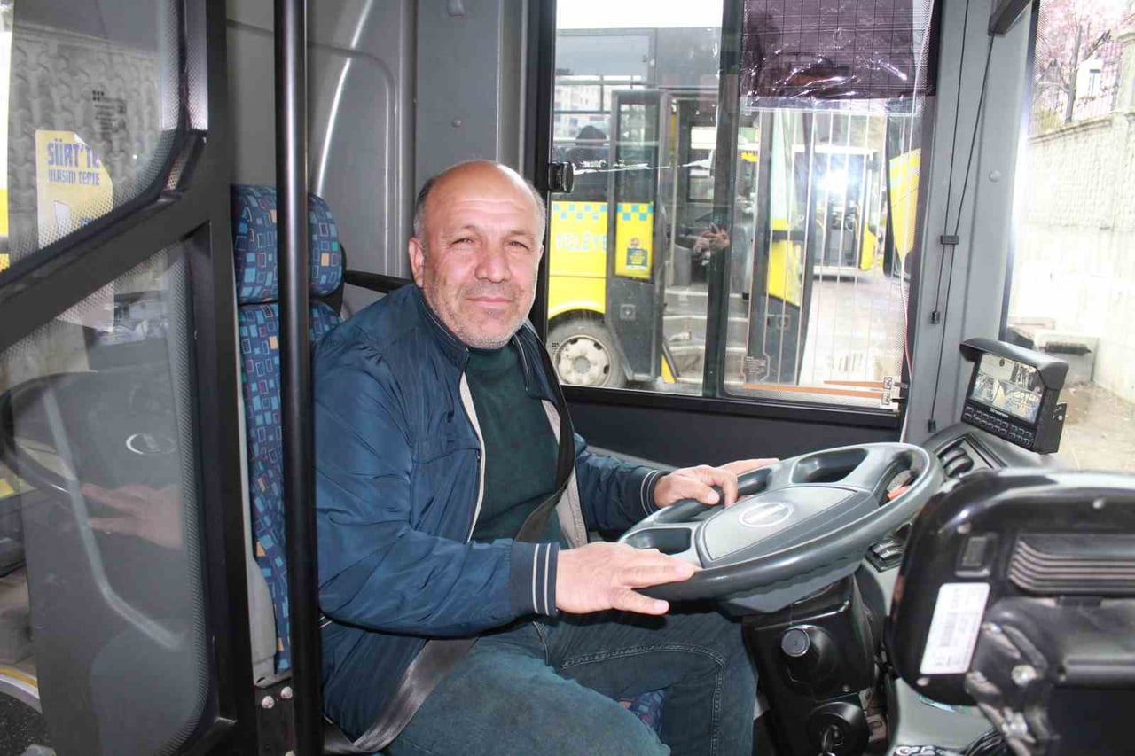 SİİRT'TE BELEDİYE OTOBÜSÜNDE FENALAŞAN YOLCUYU HASTANEYE ULAŞTIRAN ŞOFÖR ABDULHAKİM EKİNCİ, ''BEN...