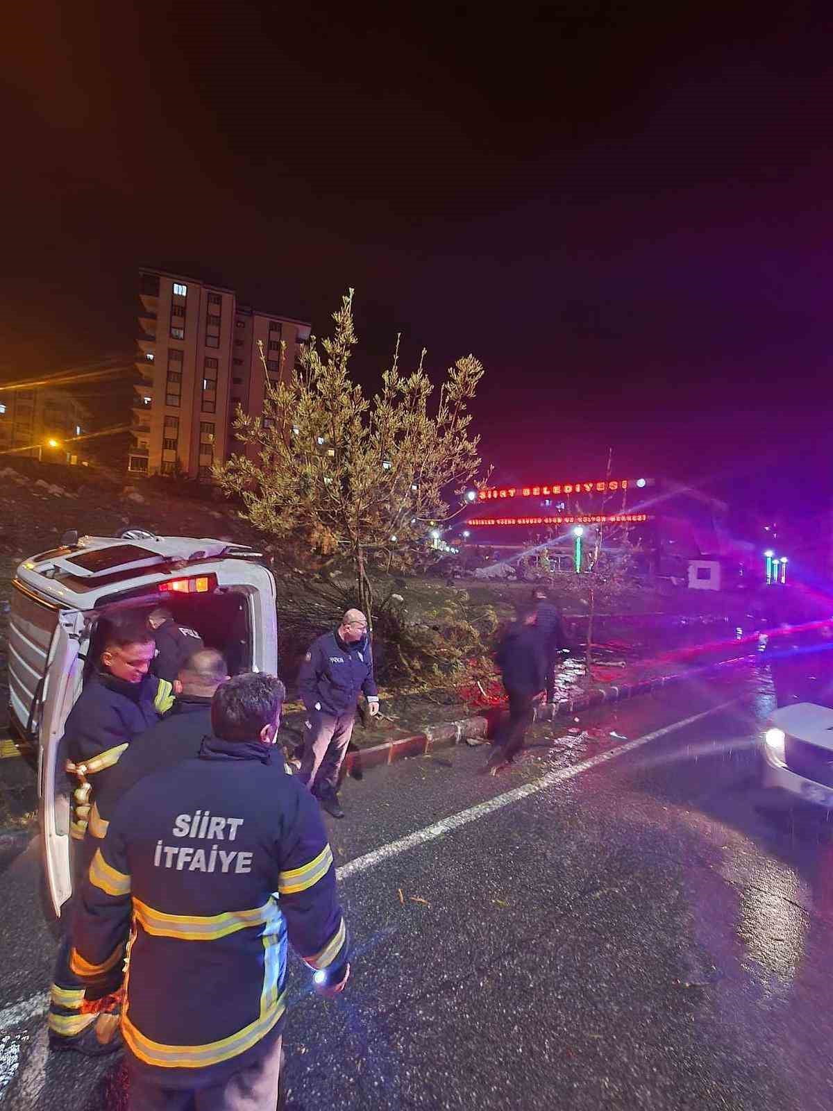 SİİRT-KURTALAN KARA YOLUNDA SÜRÜCÜSÜNÜN DİREKSİYON HAKİMİYETİNİ KAYBETTİĞİ OTOMOBİL, TAKLA ATTI....