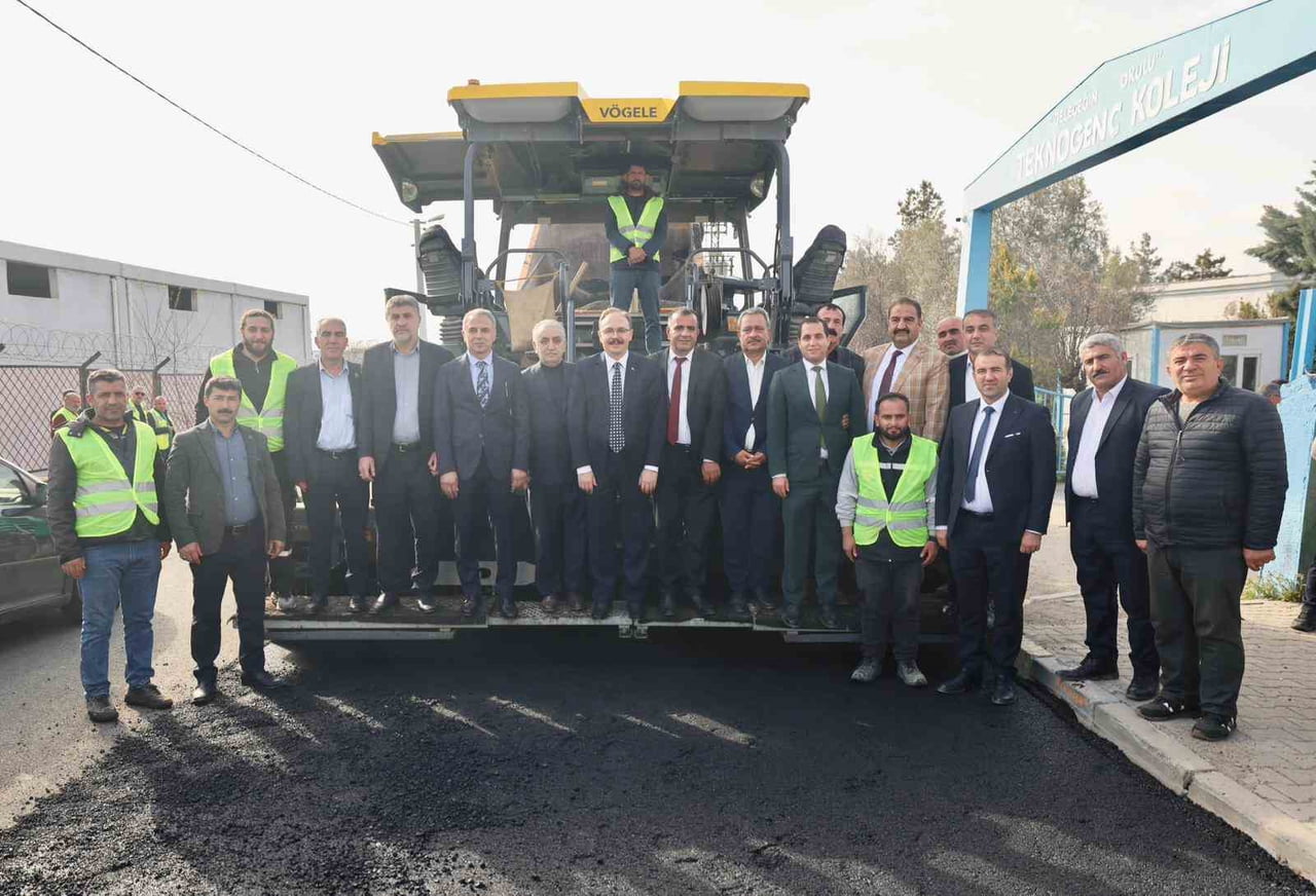 SİİRT’TE DEV ASFALT HAMLESİ: 26 BÖLGEDE 25 KİLOMETRELİK YOL YENİLENECEK, 50 BİN TON ASFALT...