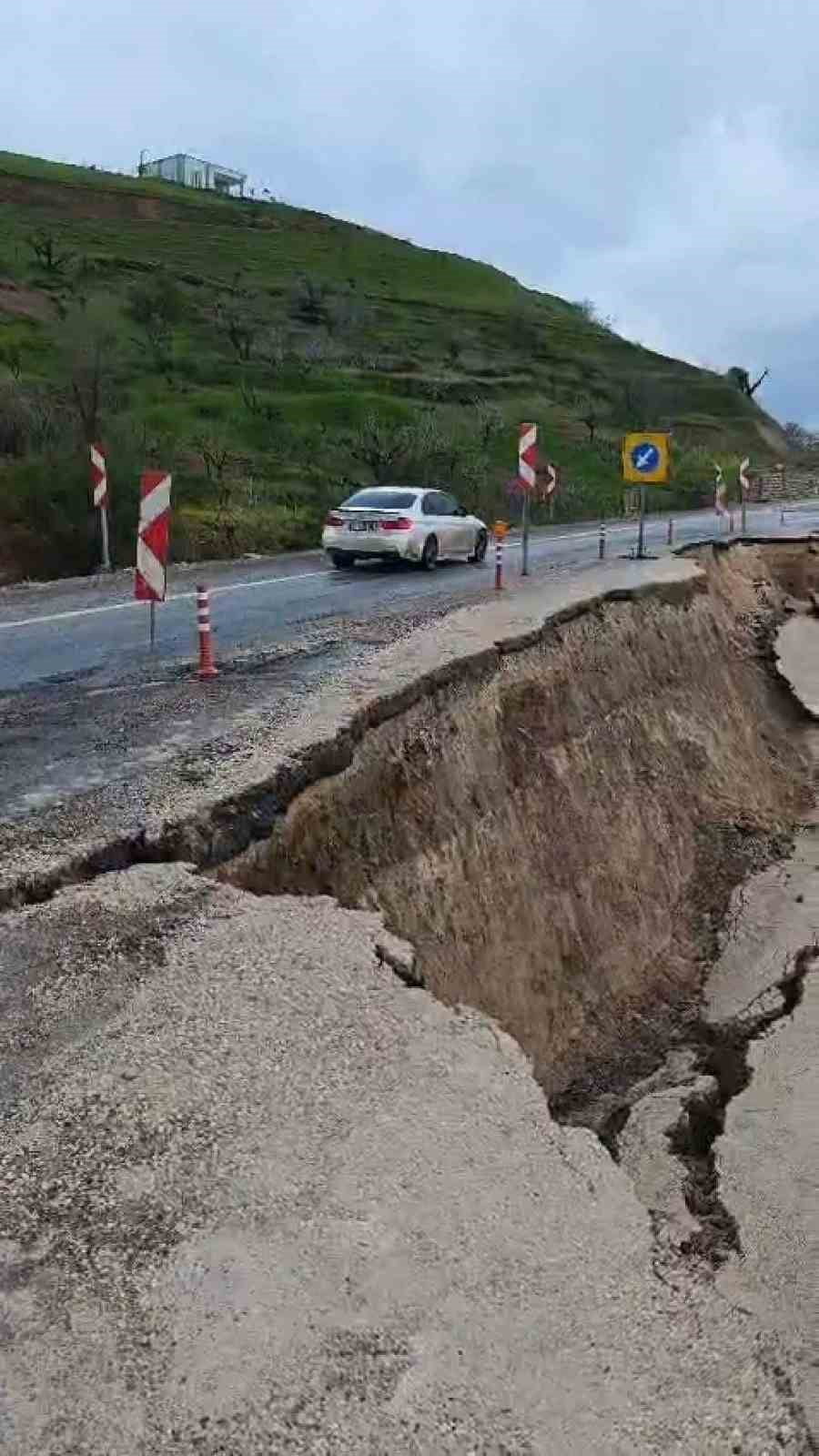 SİİRT’TE ETKİLİ OLAN SAĞANAK YAĞIŞ SONRASI ERUH KARA YOLUNDA HEYELAN MEYDANA GELDİ. YAŞANAN...