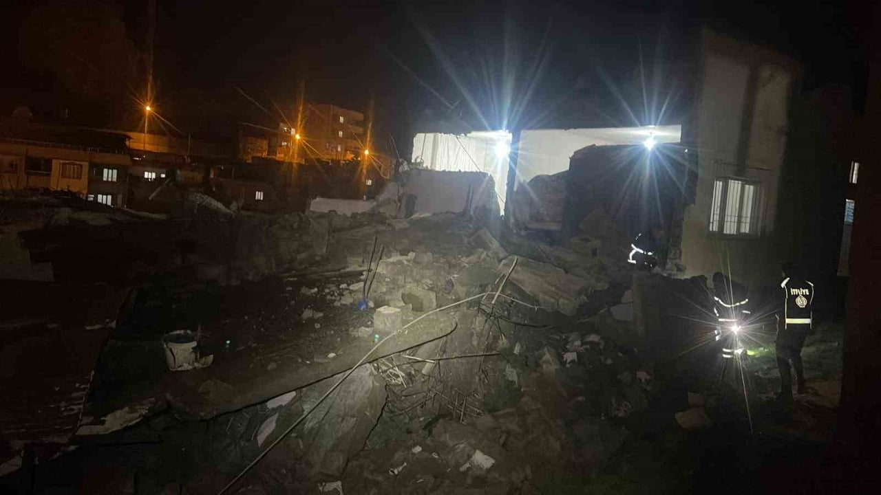 SİİRT’TE ETKİLİ OLAN SAĞANAK YAĞIŞLARIN ARDINDAN METRUK BİR BİNA ÇÖKTÜ.