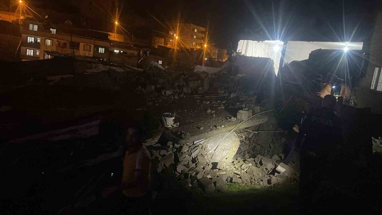 SİİRT’TE ETKİLİ OLAN SAĞANAK YAĞIŞLARIN ARDINDAN METRUK BİR BİNA ÇÖKTÜ.