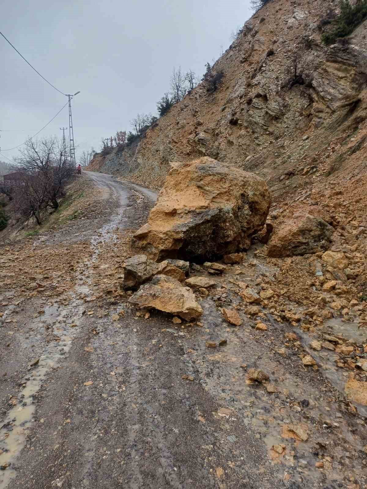 SİİRT’TE ETKİLİ OLAN YAĞIŞLAR HAYATI OLUMSUZ ETKİLEDİ.