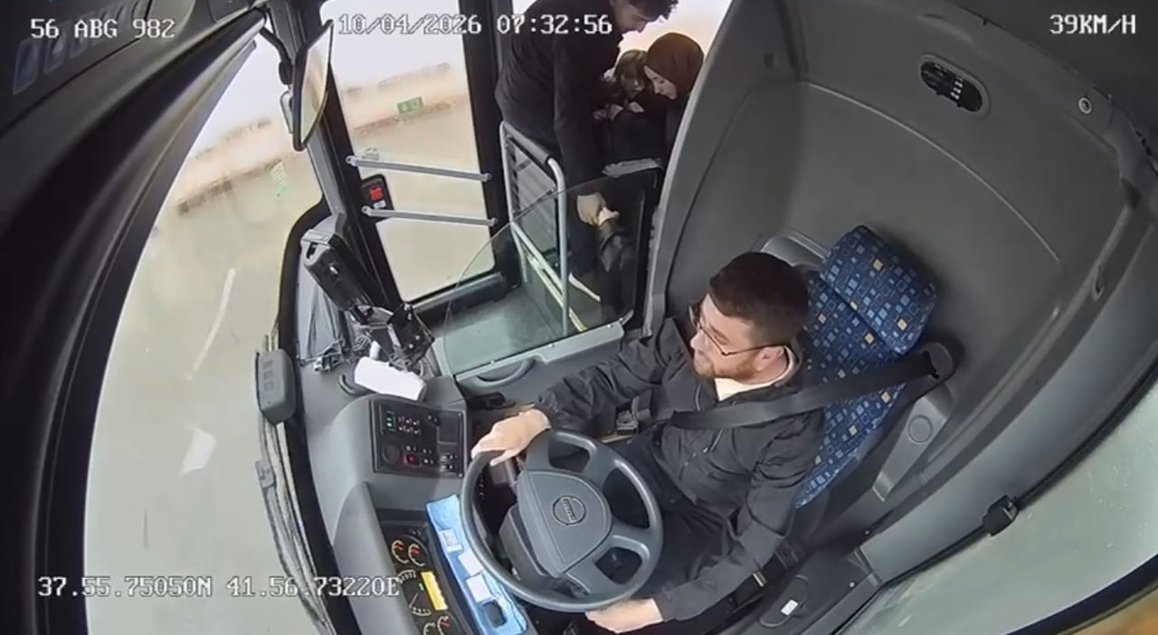 SİİRT’TE OTOBÜSTE FENALAŞAN GENÇ KIZ HASTANEYE YETİŞTİRİLDİ