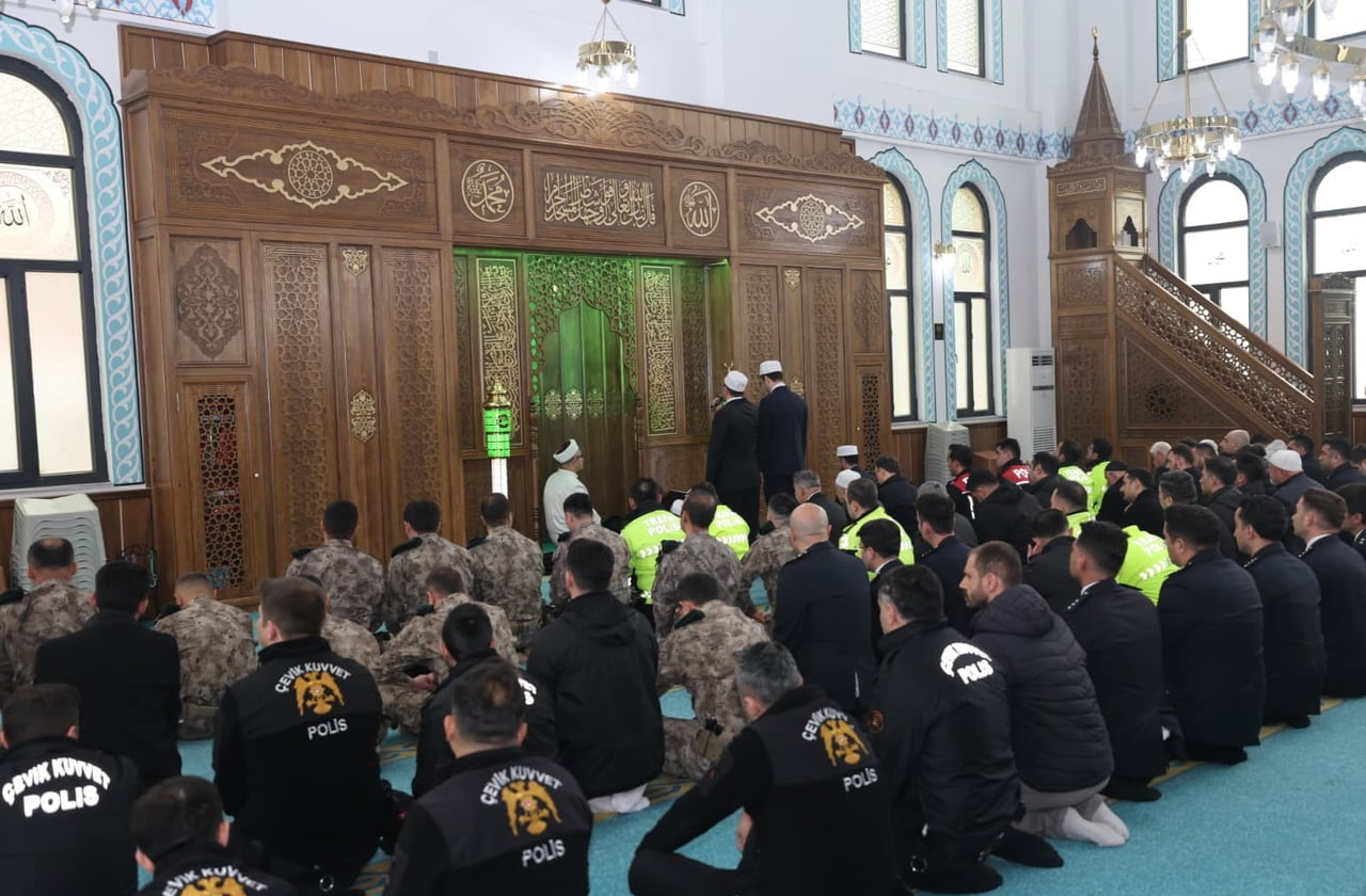 SİİRT’TE POLİS HAFTASI PROGRAMI KAPSAMINDA ŞEHİTLER İÇİN MEVLİD-İ ŞERİF VE DUA PROGRAMI...