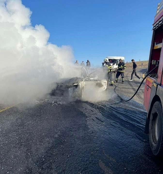 SİİRT’TE SEYİR HALİNDEYKEN ALEV ALAN OTOMOBİL KULLANILAMAZ HALE GELİRKEN, ARAÇTA BULUNAN AİLE SON...