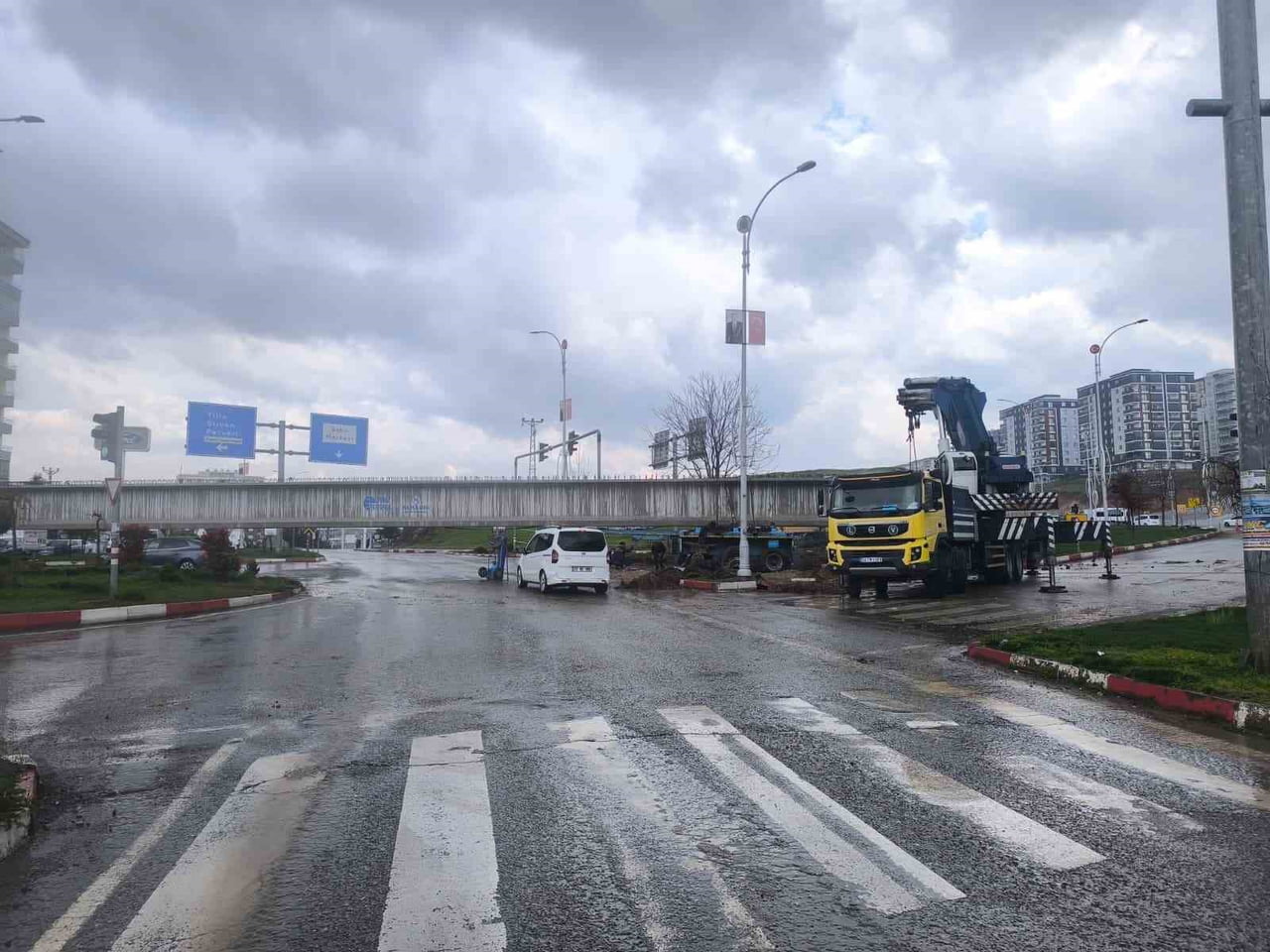 SİİRT’TE YAPIMI SÜREN VİYADÜK PROJESİ İÇİN KENTE GETİRİLEN DEV KÖPRÜ KİRİŞİ, YÜKLENDİĞİ TIRIN...